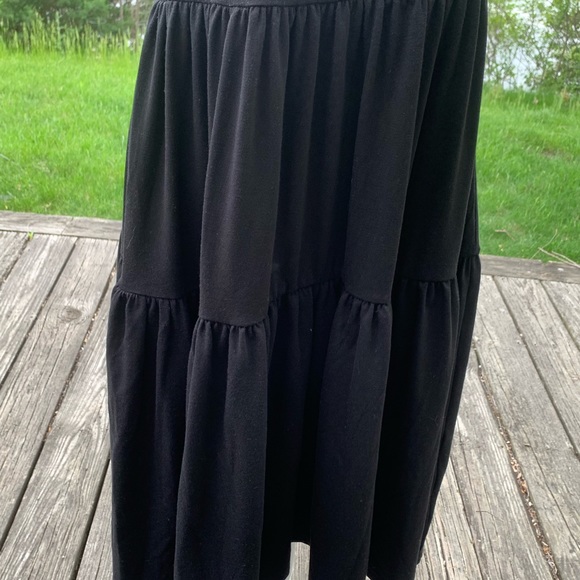 •Black flowy dress - Picture 2 of 3